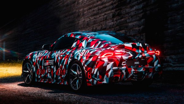 Новую Toyota Supra покрыли уникальным камуфляжем от военного линкора