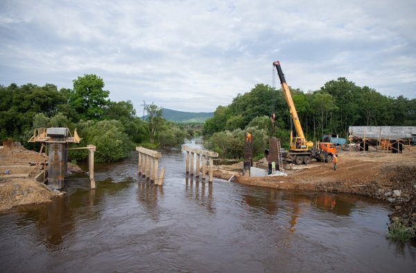 Постройку важного моста в Приморье закончат к концу года