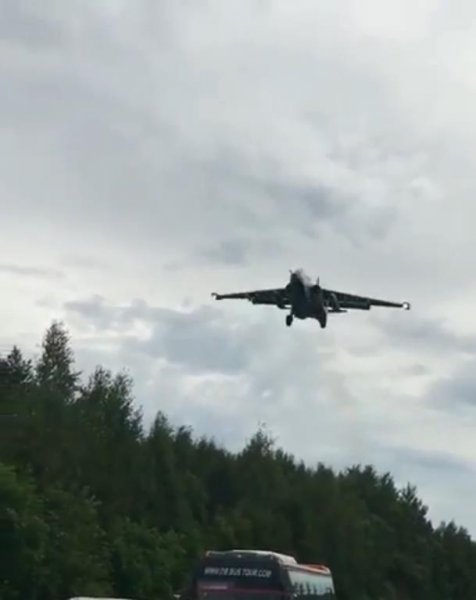 На видео попала посадка боевых самолетов на трассу под Хабаровском