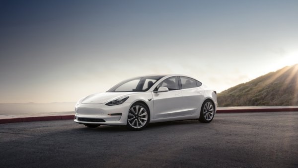 Клиент приобрел Tesla Model 3 с одной коричневой дверью