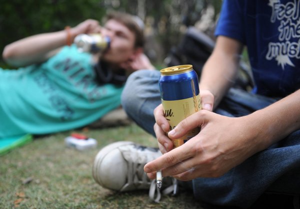 Ученые: Курящие и выпивающие подростки рискуют получить инсульт с 17 лет