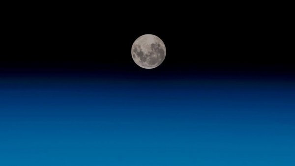 «Не верю!»: Немецкий астронавт показал восход Солнца с орбиты
