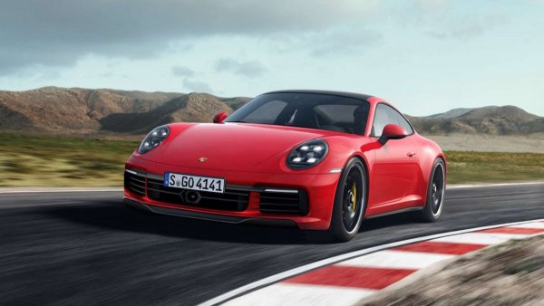 Новый спорткар Porsche 911 попал на видео на автобане
