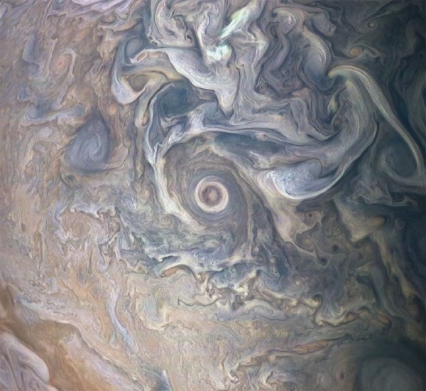 NASA показало затейливый облачный пейзаж на Юпитере