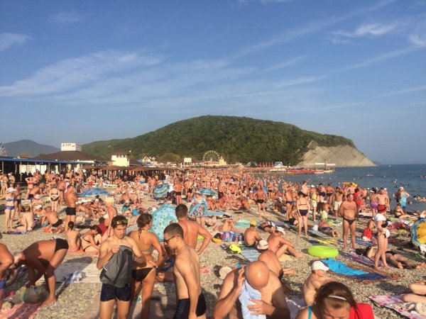 Сомнительный отдых: Приехавшие по М4 «Дон» отдыхающие заполонили пляжи Крыма