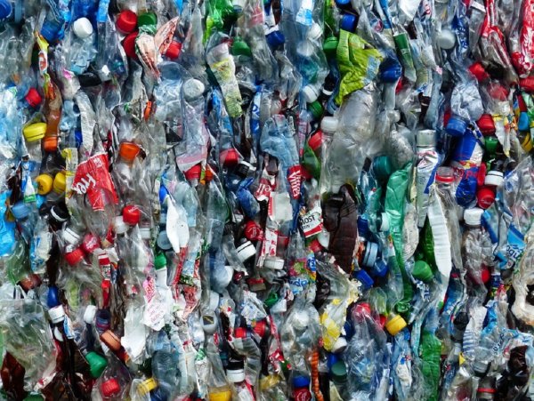 Ученые сделали из пластиковых отходов топливо для авто