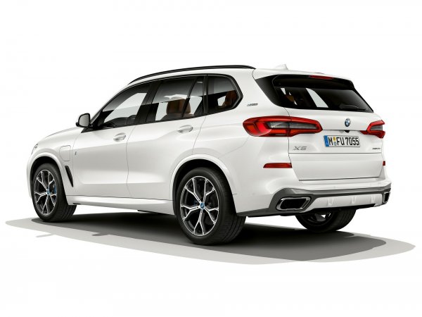Новый гибрид BMW X5 xDrive45e может проехать 80 км на электротяге