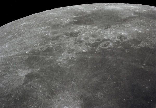 Появление загадочных узоров на Луне сумели объяснить учёные