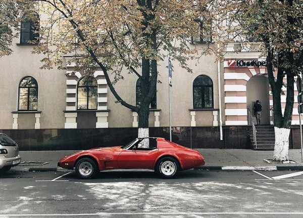 Легендарный спорткар Chevrolet Corvette засняли на улице в Воронеже