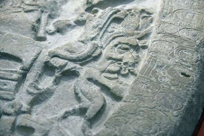 Древний алтарь рассказал археологам о своих «играх престолов» у майя