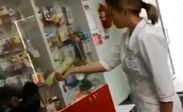 Сотрудницы аптеки распылили освежитель воздуха на пожилого мужчину