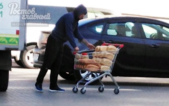 Ростовчанка возмущена отгрузкой хлеба в магазине города