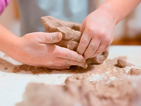 Для детей из тюменских малоимущих семей проводят занятия по лепке из глины