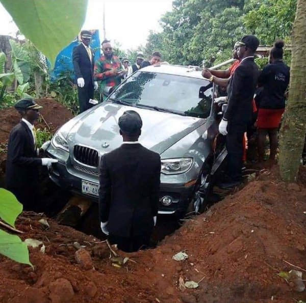 Нигериец похоронил отца в новом кроссовере BMW за 88 000 долларов