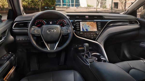 «Сэкономили на материале»: «Косяки» новой Toyota Camry озвучил эксперт
