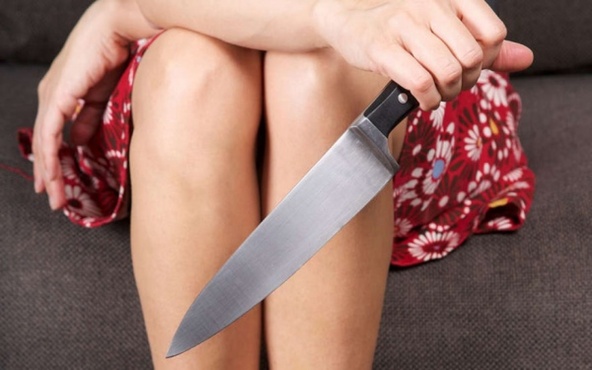 Ужин к телевизору: тюменка ударила ножом мужчину, с которым прожила 11 лет, из-за бытовой ссоры