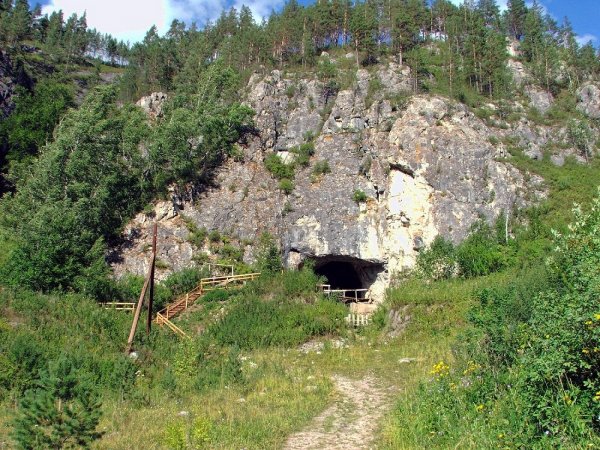 В Денисовой пещере на Алтае найдена древняя диадема из бивня мамонта