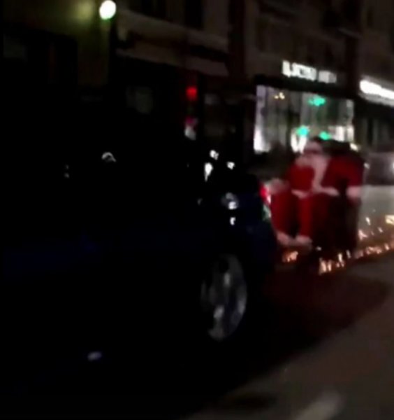 Олени не в моде: В Ростове Дед Мороз прокатился на санях, прицепившись к автомобилю