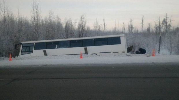 На трассе Тюмень-Ханты-Мансийск в ДТП с автобусом пострадали четыре человека - фото