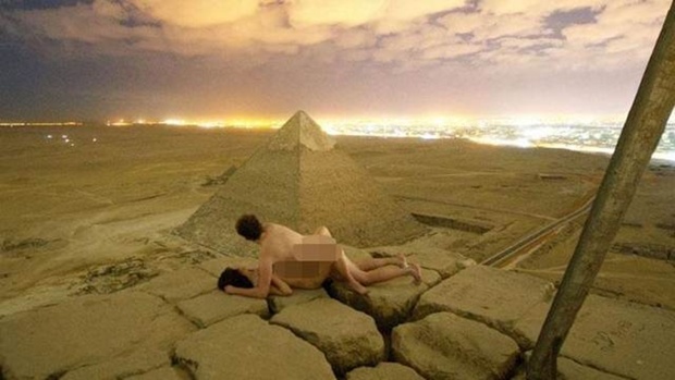 Влюбленная парочка занялась сексом на вершине пирамиды Хеопса