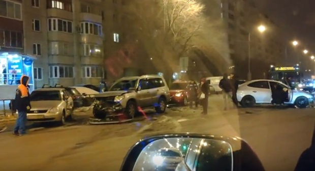 Массовая авария на улице Федорова в Тюмени: столкнулись 4 автомобиля