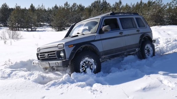 Легенды в снегу: «Ниву» и Toyota Land Cruiser 200 сравнили на бездорожье