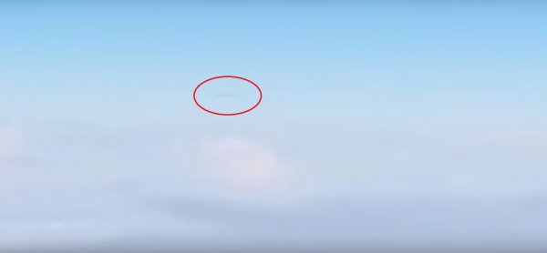 Сигарообразный НЛО преследовал самолет в небе над Канадой