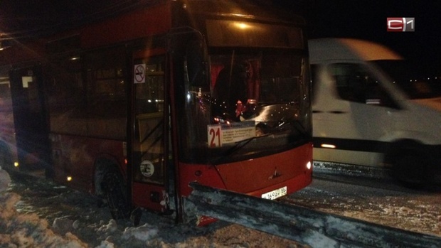 В Сургуте металлический отбойник пронзил автобус: три пострадавших, один из них ребенок