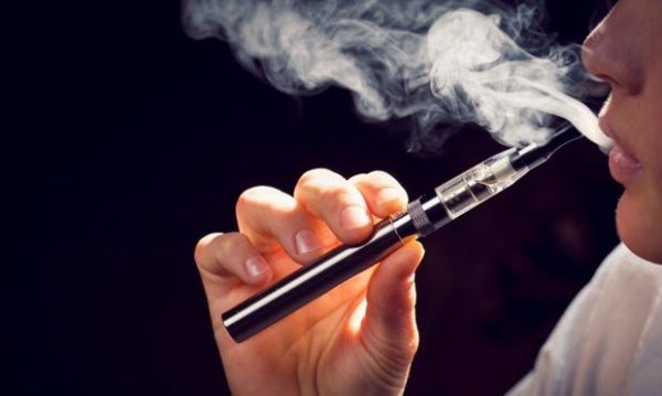 Минздрав предлагает приравнять электронные сигареты к обычным