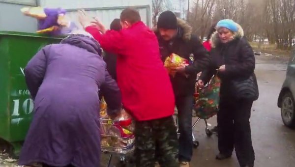 «Продажа из мусорки»: Бабушек уличили в торговле на улицах испорченной едой из «Пятёрочки»