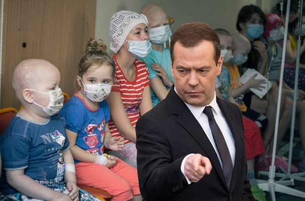 «Бизнес придуриваться и нести чушь»: Медведева обвинили за обещание обременяющее онкобольных