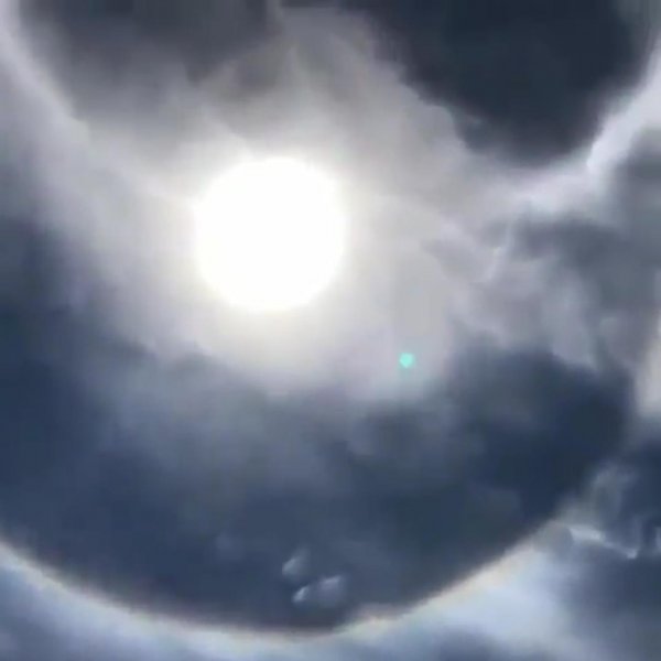 Нибиру искажает атмосферу Земли: Очевидец снял «вывернутую наизнанку» радугу