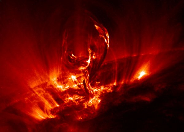 Солнце породило Демона! NASA сняло огромного огненного дракона вылетающего из светила