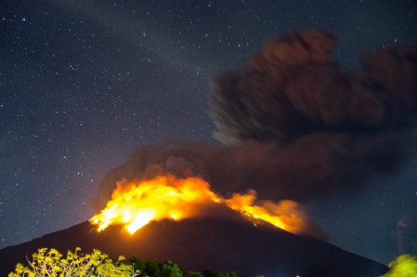 Нибиру «рвет» магнитное поле: Как «драконам-убийцам» удалось активировать вулканы?