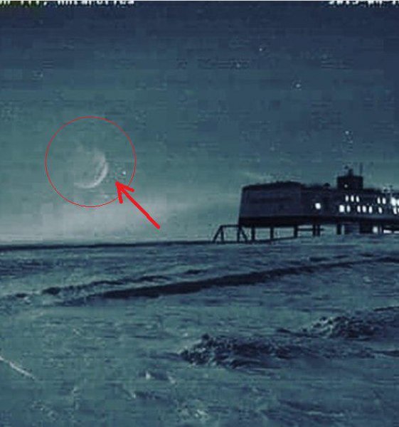 Готовится вторжение? Обнаружено фото перевалочного пункта пришельцев в небе над Южным Полюсом