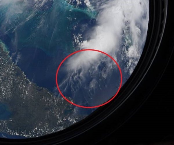 На МКС сфотографировали, как подводный флот пришельцев спровоцировал ураган «Дориан»