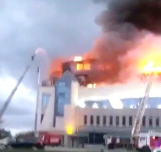 Горящие скидки: НЛО поджигающий торговый центр «Максим» засняли во Владивостоке