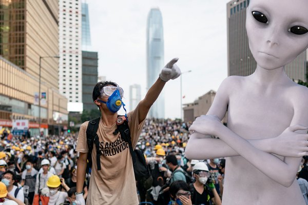Инопланетный заговор. На митинге в Гонконге был замечен гуманоид