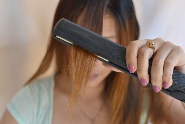 Опасность плойки: Утюжёк для волос ослабляет женскую энергетику