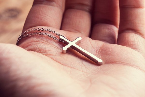 Потерять крестик — начать новую жизнь? К чему ведет такая пропажа, объяснил медиум