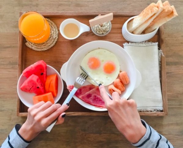 Почему нельзя завтракать и ужинать одной и той же пищей, рассказал диетолог