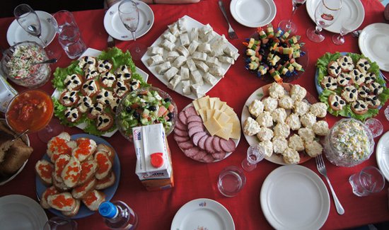 Новогодний стол для Козерогов: Какие блюда и сервировка стола в праздники принесут удачу на весь год