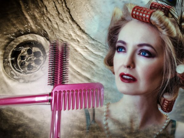 Счастье смыть в туалет: Почему запрещено бросать волосы с расчёски в воду